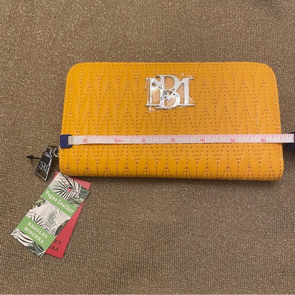 Badgley Mischka vegan leather wallet retail $49 - Picture 3 of 5